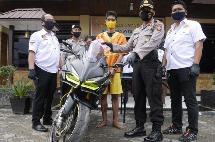 Meidiyansyah (22) ditangkap Polisi beserta barang bukti sepeda motor sport jenis Honda CBR250RR hasil curiannya.