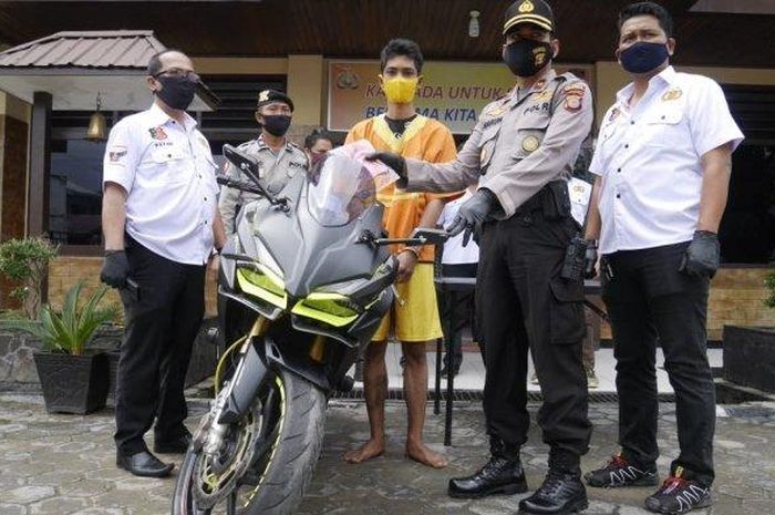 Kebelet punya motor sport, Meidiyansyah ( 22) ditangkap Polisi beserta barang bukti  Honda CBR250RR hasil curiannya. 