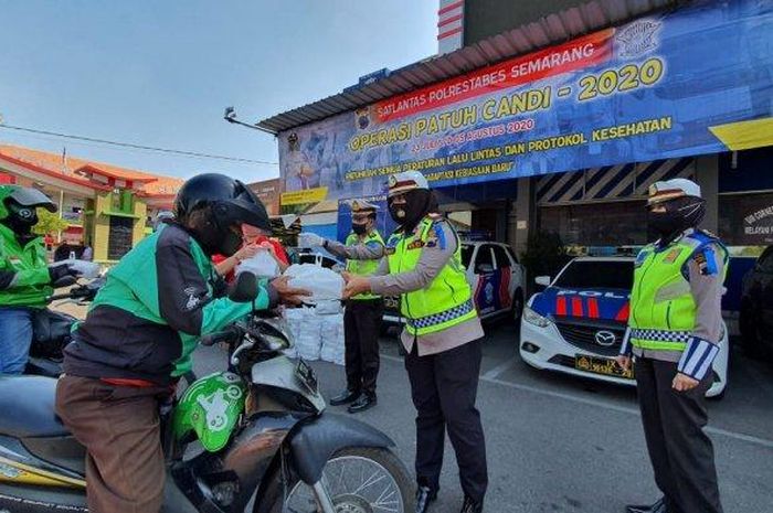 Operasi Patuh Candi 2020, Satlantas Polrestabes Semarang membagikan makan siang gratis kepada para pengendara yang patuh dan tertib.