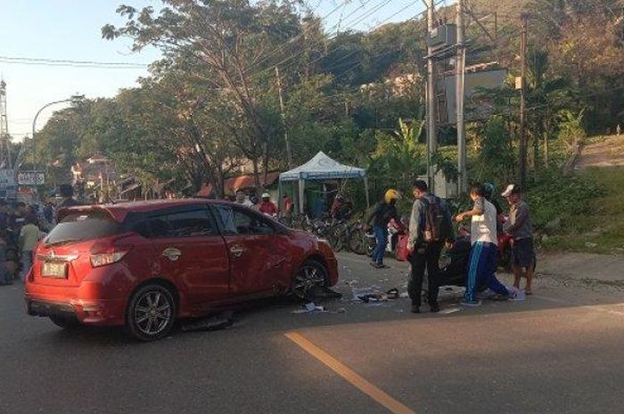 Toyota Yaris yang hendak putar balik dihantam skutik dari belakang di Se'pon, Makale, Tana Toraja, Sulawesi Selatan