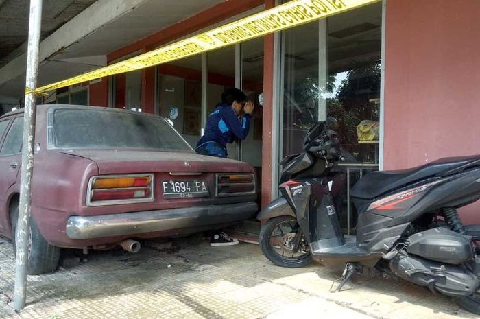 Toyota Corona dongkrok jadi korban bom molotov yang dilempar ke kantor PAC PDI Perjuangan kabupaten Bogor