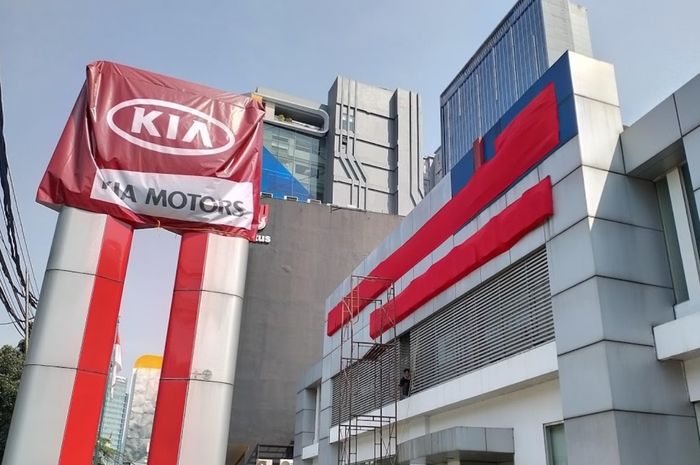 KIA telah menambah jaringan dealer mereka di Indonesia, salah satunya di kawasan Pondok Indah, Jakarta Selatan yang masih dalam proses transisi dan renovasi.