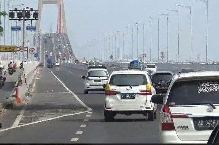 Ilustrasi arus kendaraan di Jembatan Suramadu, Jawa Timur.