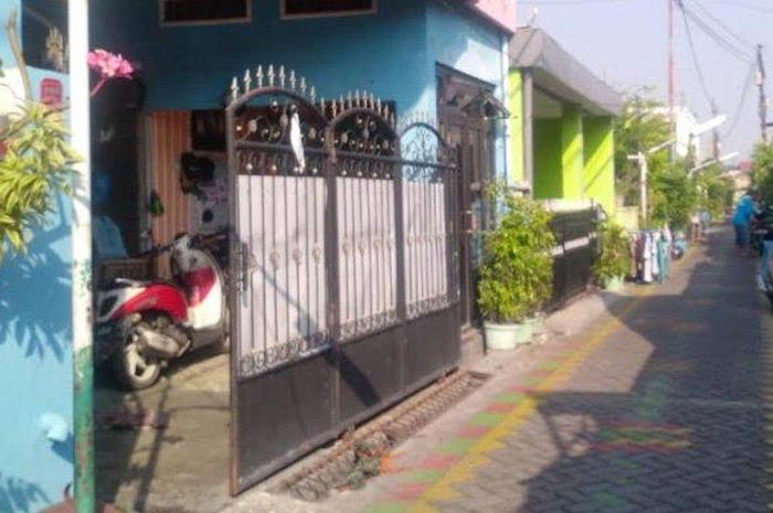 Rumah di Jalan Asem Jajar X/2 Surabaya yang disatroni pencuri sepeda motor, Rabu (29/7/2020).