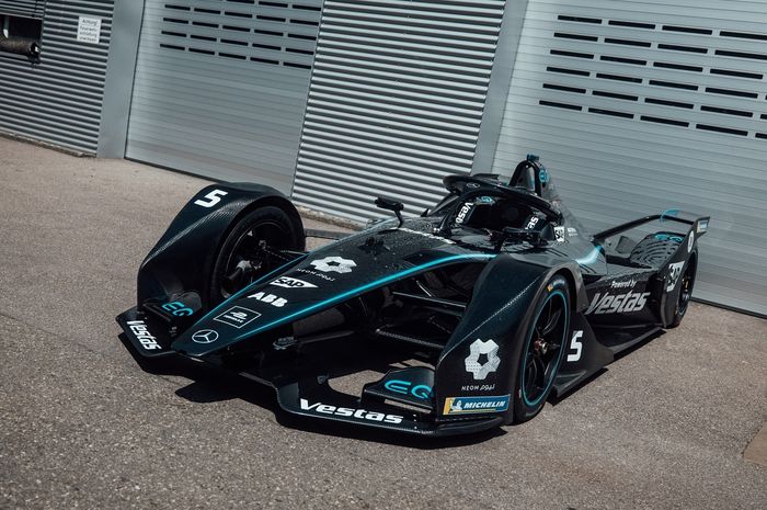 Tim Formula E Mercedes akan memakai livery spesial serba hitam ala tim F1 Mercedes pada ke-6 seri pamungkas balap mobil listrik formula tersebut.