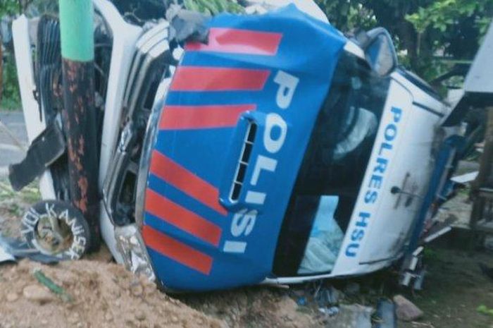 Mobil Patwal Polres HSU yang mengalami kecelakaan di Sungai Raya, Kabupaten Hulu Sungai Selatan, Kamis (30/7/2020). 
