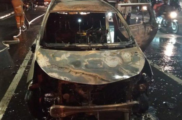 Mobil minibus hitam usai terbakar di lampu merah Jembatan Dua, Tambora, Jakarta Barat, Kamis (30/7/2020).  