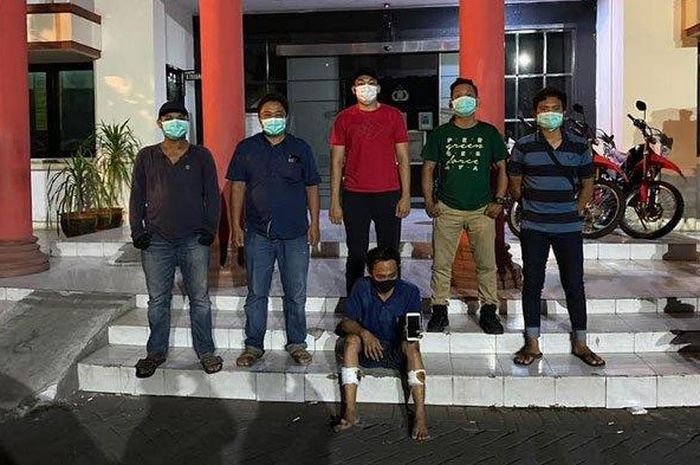 Ardhitya Catur Rizali (25) warga Genting IV Surabaya saat digiring polisi. 