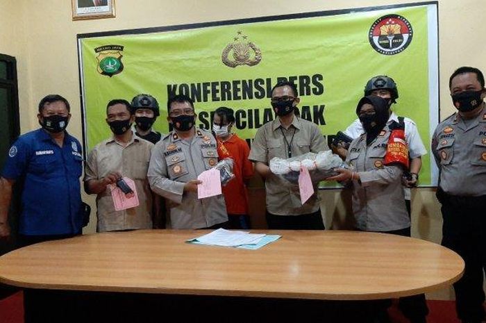 Kapolsek Cilandak Kompol Martson Marbun (ketiga dari kiri) didampingi Kanit Reskrim Polsek Cilandak AKP Sanchez Sebayang saat merilis kasus pencurian sepeda motor, Rabu (29/7/2020). 