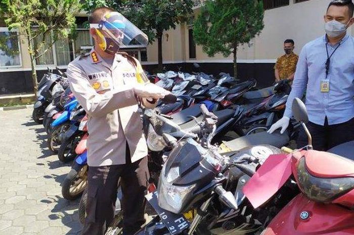 Polresta Banyumas, Kombespol Whisnu Caraka dan Kasatreskrim AKP Berry saat menunjukan barang bukti sepeda motor. 