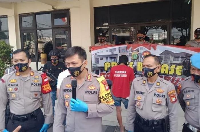 Kapolres Metro Bekasi Kombes Hendra Gunawan bersama Kapolsek Tambun AKP Gana Yudah melakukan ungkap kasus pencurian sepeda motor di Mapolsek Tambun, pada Kamis (30/7/2020). Kedua pelaku beraksi di rumah milik anggota polisi di kawasan Tambun.  