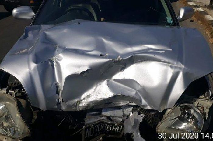 Kondisi Mobil Honda Civic bagian depan pasca terjadinya kecelakaan, di jalan Solo - Jogja tepatnya depan SPBU Jonggrangan, Klaten Utara, Klaten, Kamis (30/7/2020) (Istimewa/Satlantas Polres Klaten)