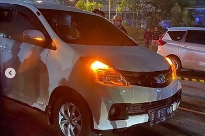 Toyota Avanza berhent di tengah jalan Raya Boulevard kawasan CBD Bintaro Sektor 7, Pondok Jaya, Pondok Aren, Tangerang Selatan, pengemudi ta bernyawa