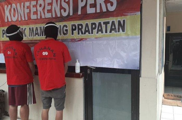 Kedua tersangka kasus pencurian modus gembos ban di Mapolsek Mampang Prapatan, Jakarta Selatan, Kamis (30/7/2020).