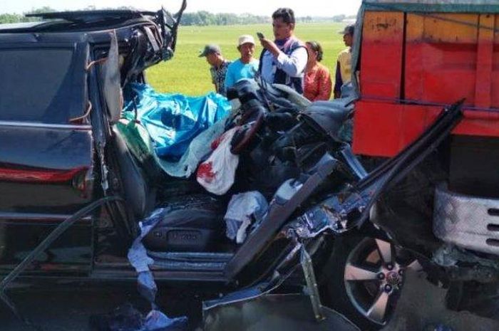 Kecelakaan maut antara Toyota Harrier dan sebuah truk  terjadi di ruas tol Pemalang-Batang di KM 315+600 jalur A, Jumat (31/7/2020), satu penumpang tewas.