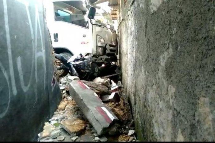 truk boks kecelakaan tunggal di Jalan Raya Ciomas, Kelurahan Pasirkuda, Kecamatan Bogor Barat, Kota Bogor, Jumat (31/7/2020). 