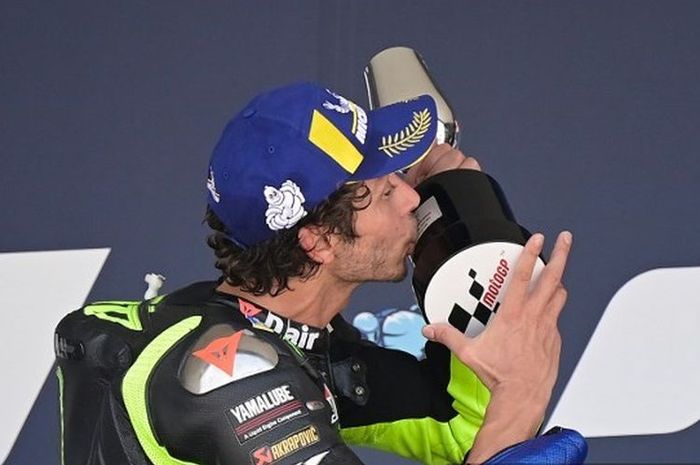 Valentino Rossi berhasil meraih podium (finis di urutan ketiga) pada MotoGP Andalusia 2020. (AFP/JAVIER SORIANO)  