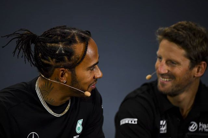 Romain Grosjean menyampaikan permintaan maaf setelah mendapat kritikan dari rekan pembalapanya, Lewis Hamilton soal aksi berlutut sebelum balapan