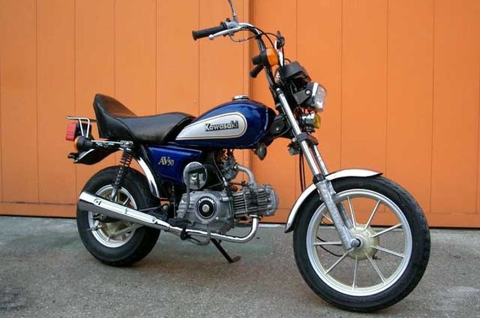 Hampir-Davidson berukuran kecil bikinan Kawasaki, namanya Kawasaki AV50.