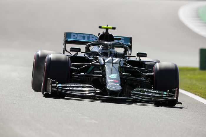 Valtteri Bottas menggeser Lewis Hamilton yang berkuasa di posisi pertama sepanjang FP3 F1 Inggris (1/8)