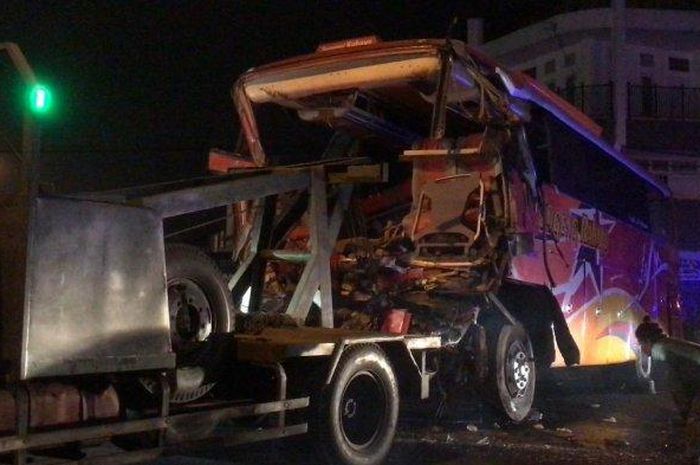 Bus Sugeng Rahayu yang mengalami kecelakaan di pertigaan Pasar Kertek Wonosobo diderek seusai evakuasi, Jumat (31/7/2020) malam. 