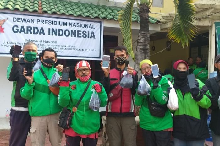 Driver ojol menerima daging kurban dari Garda Indonesia