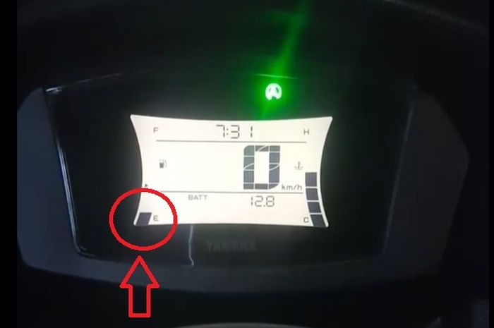 Indikator bensin Yamaha NMAX berkedip menandakan harus keluar duit. Buat beli bensin