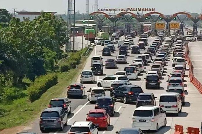 Antrean kendaraan dari arah Jakarta menuju Jawa Tengah di GT Palimanan Tol Cipali, Kabupaten Cirebon, Jumat (31/07/2020).