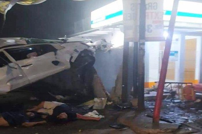 Sebuah Honda Mobilio berwarna putih dengan nomor polisi BG 1260 HE mengalami kecelakaan  dan mengalami rusak parah setelah menabrak tembok ATM