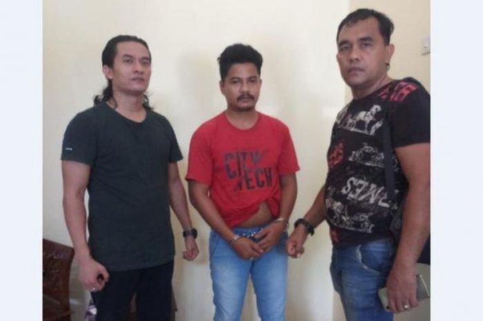 Dedi Setiawan (32), eksekutor pelemparan bom molotov di Jalan Asam Kumbang Kota Medan diamankan petugas dari jajaran Polda Sumut, Jumat (31/7/2020).