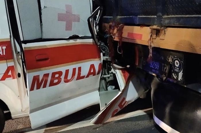 Sebuah mobil ambulans bernomor polisi B-1858-SIX menabrak menabrak truk tronton bernomor B- 9269-TPA di Jalan Tol Jakarta-Tangerang KM 1.800 Kebun Jeruk, Jakarta pada Sabtu (1/8/2020) pukul 22.25 WIB.