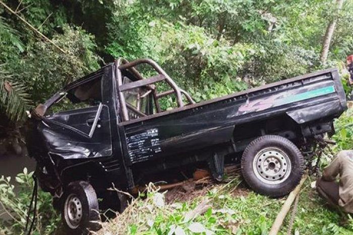 Suzuki Carry pikap terjun ke sungai sedalam 7 meter saat pengemudi niat buang sampah