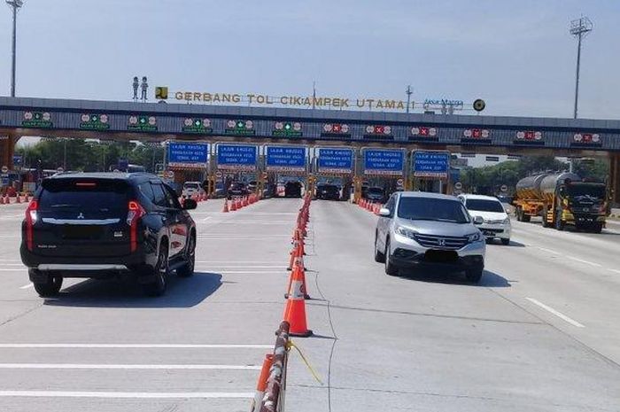 Suasana arus lalu lintas di Gerbang Tol Cikampek Utama 1, saat hari raya Idul Adha, Jumat (31/7/2020).