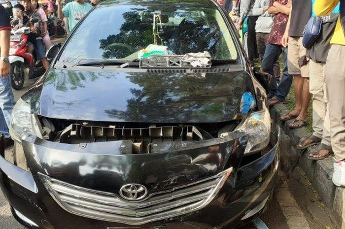 Toyota Vios kecelakaan beruntun dengan Honda Supra dan BeAT di kabupaten Tangerang