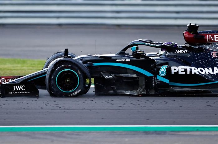 Lewis Hamilton harus menyelesaikan lomba dalam kondisi ban depan kiri rusak