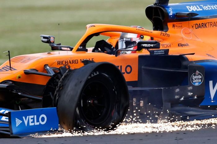 Carloz Sainz mengalami pecah ban pada F1 Inggris 2020, Minggu (2/8/2020)