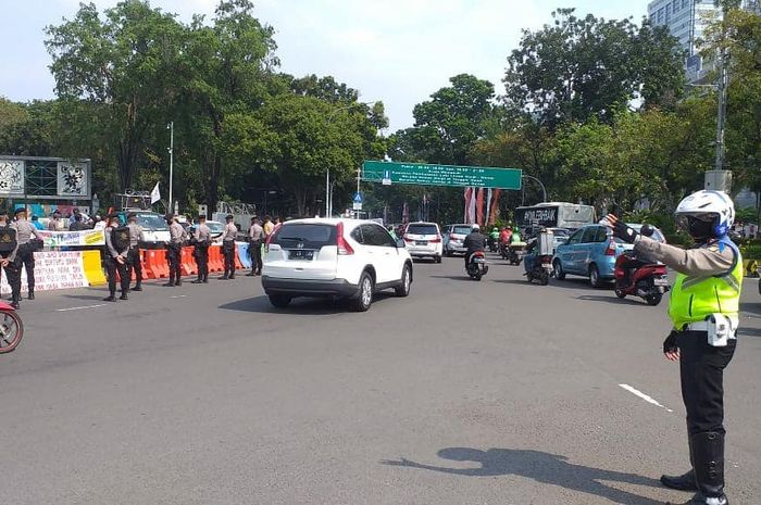 Aturan ganjil genap untuk kendaraan bermotor kembali diberlakukan di 25 ruas jalan di Jakarta mulai Senin (3/8/2020)
