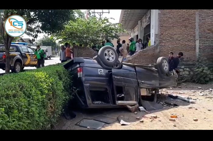 Toyota Kijang terlentang di pekarangan warga Wonogiri, Minggu (2/8/2020)