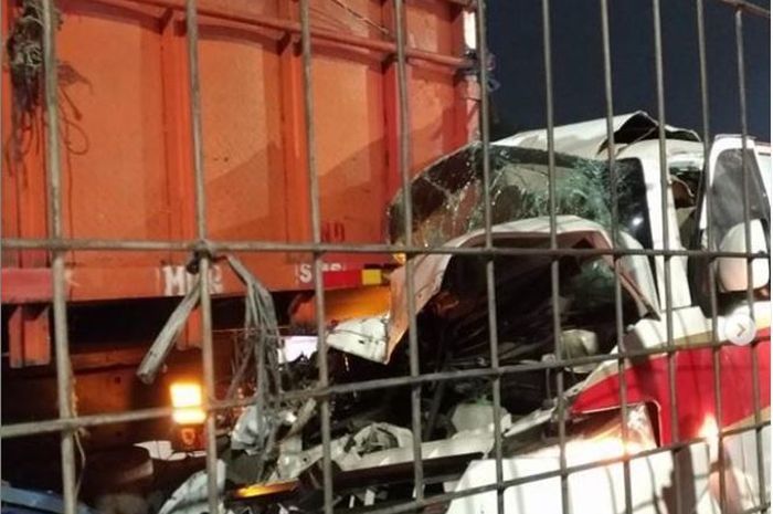 Suzuki APV yang menjadi ambulans hantam truk tronton hingga tertancap  bak di tol Jakarta-Tangerang, Kebon Jeruk, Jakarta Barat