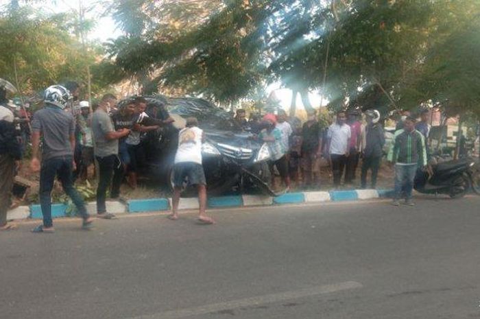 Toyota Avanza terpelanting ke atas taman usai hajar pembatas Jl El Tari, Oebobo, Kupang, NTT