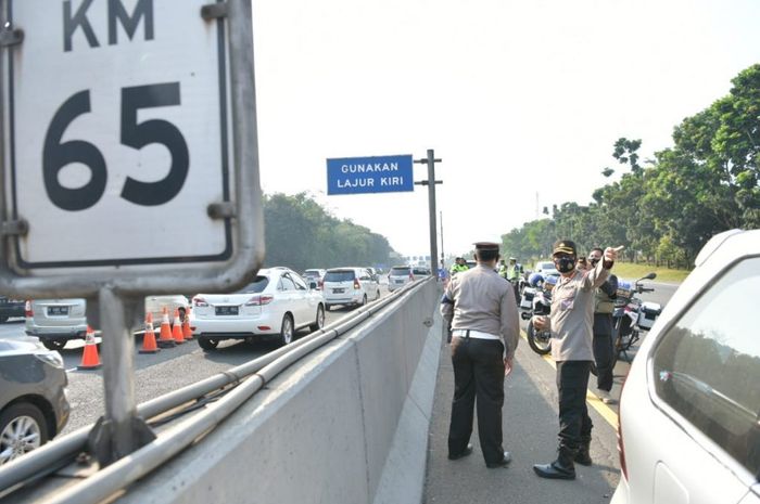 Direktur Lalu Lintas (Dirlantas) Polda Metro Jaya, Kombes Pol Sambodo Purnomo Yogo saat meninjau arus lalu lintas libur Idul Adha 1441 Hijriah