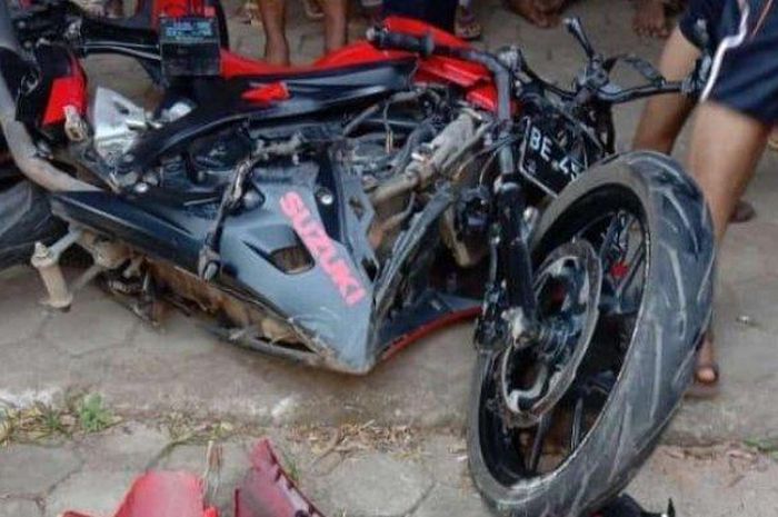 Sepeda motor Suzuki GSX R150 nopol BE 4598 RN mengalami kerusakan parah seusai bertabrakan dengan truk TNI di Dusun Penengahan, Desa Gedong Tataan, Kecamatan Gedong Tataan, Kabupaten Pesawaran, Minggu (2/8/2020). Dalam kejadian itu, pengemudi motor bernama Bimo tewas. 