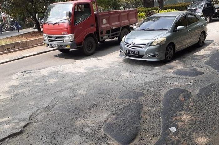 Sejumlah ruas jalan di Kota Tangerang terpantau mengalami kerusakan parah