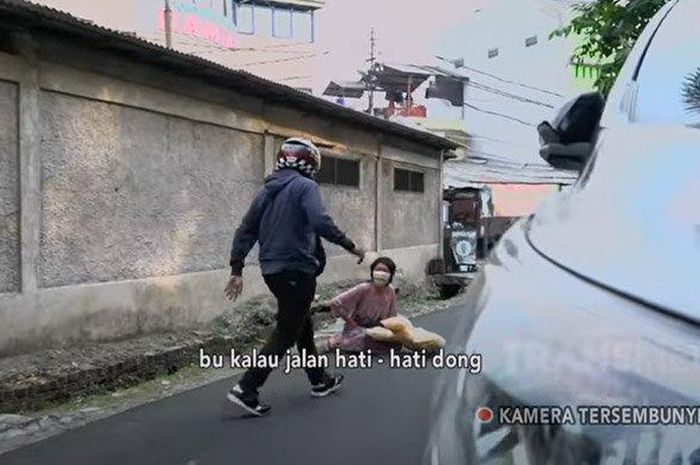 Selebriti Sarwendah mengalami peristiwa tak menyenangkan saat tengah syuting di pinggir jalan.  