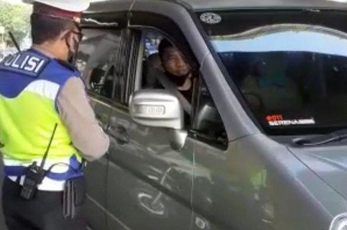 Ilustrasi sosialisasi penerapan ganjil genap.