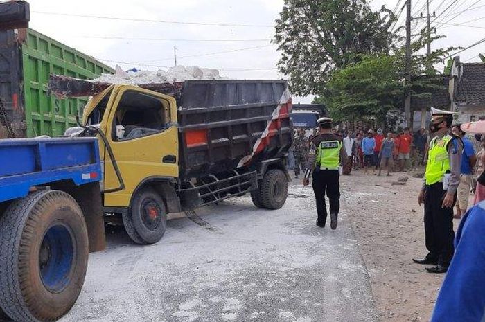 Petugas Satlantas Polres Tuban melakukan olah TKP kejadian kecelakaan dump truk di jalur pantura Kecamatan Palang, Selasa (4/8/2020)