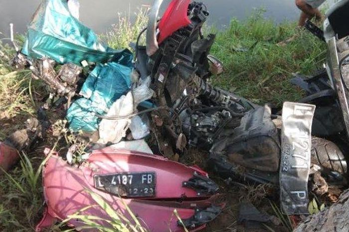 Kondisi Honda Scoopy hancur tak bersisa, seluruh bodi pecah sisa rangka dan mesin usai dihajar Toyota Calya di Jember