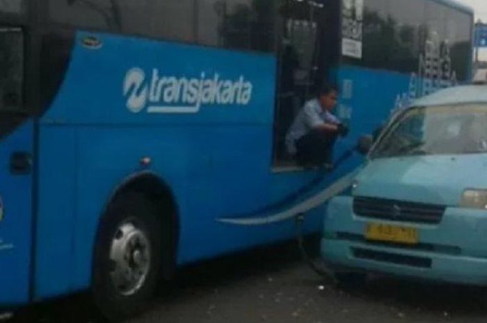 Kecelakaan antara bus transjakarta dan angkutan kota