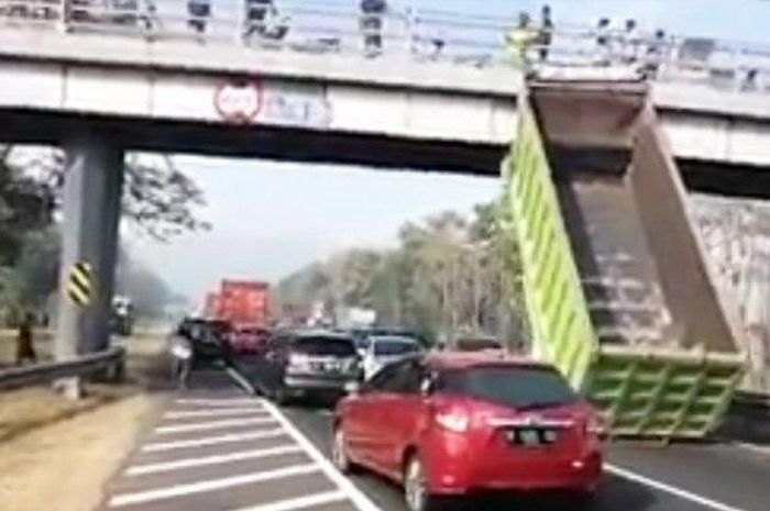 Bak dump truk ngangkat sendiri, copot dari sasis hantam jembatan layang tol Sidoarjo-Porong, Senin (3/8/2020)