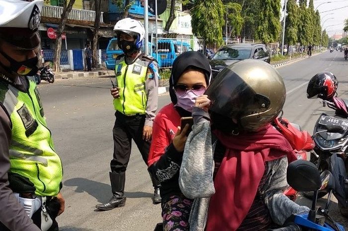 Ilustrasi pengendara motor tak pakai helm terjaring Operasi Patuh Semeru 2020 